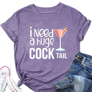 Dettaglio della t-shirt viola con stampa i need a huge cocktail e orlo con nodo