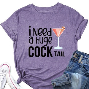 Dettaglio di t-shirt viola con stampa cocktail e scritte grafiche in stile casual