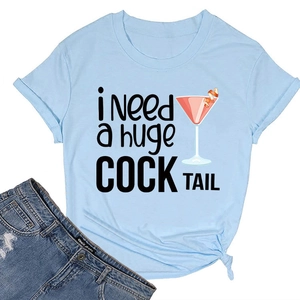 Dettaglio di t-shirt in cotone azzurro con stampa cocktail rosa e scritte nere