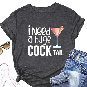 T-shirt grigio scuro con stampa cocktail divertente e testo bianco su sfondo piatto