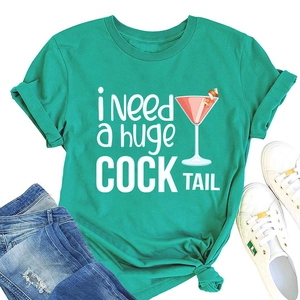 Flat lay di una t-shirt in cotone verde menta con stampa i need a huge COCK TAIL e jeans