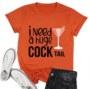 T-shirt arancione stesa con stampa I Need a huge COCKTAIL e grafica di un bicchiere