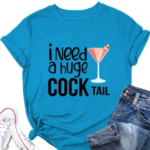 T-shirt azzurra con stampa i Need a huge COCK TAIL abbinata a jeans e scarpe da ginnastica