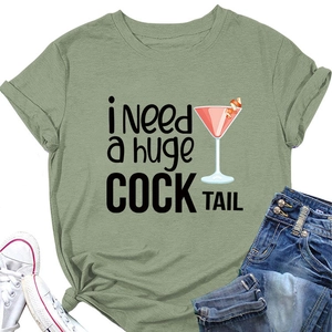 Dettaglio della t-shirt verde salvia a girocollo con stampa cocktail e orlo annodato