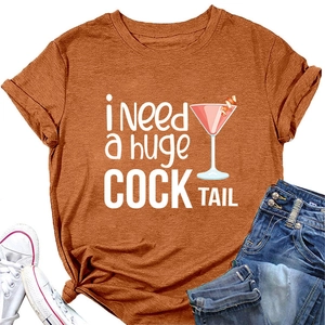 Vista piatta di una t-shirt oversize rosso ruggine con stampa cocktail e testo