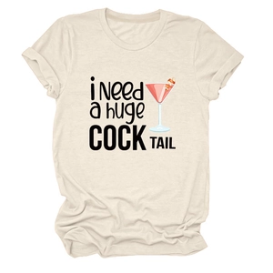 Dettaglio della maglietta a girocollo con stampa 'i Need a huge COCK TAIL' su cotone morbido