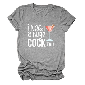 Dettaglio in piano di una t-shirt grigia con grafica cocktail rosa e testo divertente