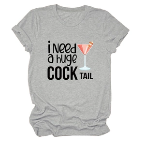 Dettaglio della t-shirt grigia in cotone con grafica cocktail divertente e testo