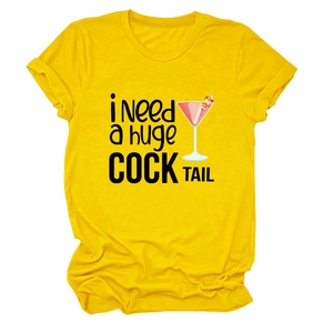 Dettaglio della t-shirt gialla girocollo con stampa grafica martini 'i Need a huge COCKTAIL'
