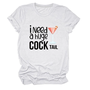T-shirt bianca in cotone stesa con slogan i Need a Huge Cocktail e grafica colorata