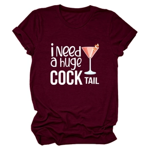 Dettaglio della t-shirt bordeaux con stampa cocktail e trama in cotone morbido e liscio