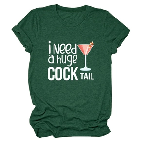 Dettaglio della maglietta verde scuro girocollo con stampa 'i Need a huge COCKTAIL' e grafica