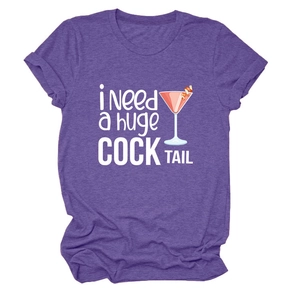 Dettaglio della t-shirt in cotone viola con stampa i Need a huge COCKTAIL e cuciture rinforzate