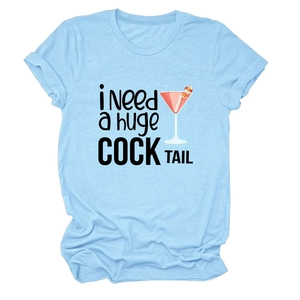 Dettaglio della t-shirt azzurra con grafica i need a huge cocktail e bicchiere da martini