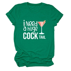 Dettaglio della t-shirt in cotone verde smeraldo con grafica cocktail e stampa divertente