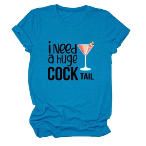 Dettaglio della t-shirt blu con stampa del testo i Need a huge COCKTAIL e grafica