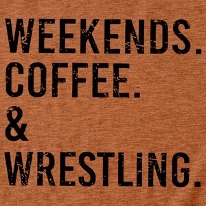 Dettaglio della stampa Weekends Coffee & Wrestling su t-shirt in cotone rosso mattone