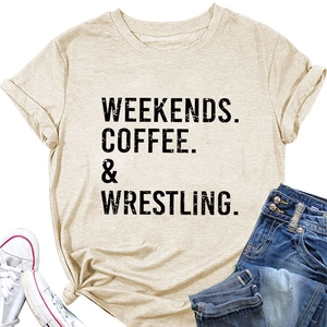 T-shirt in cotone con stampa Weekends Coffee, sneakers e jeans in vista piatta