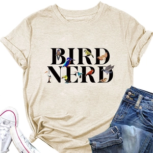 Détail d'un t-shirt beige en coton avec imprimé Bird Nerd et style d'ourlet noué