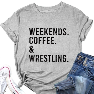 T-shirt grigia in cotone con stampa Weekends Coffee e pantaloncini di jeans