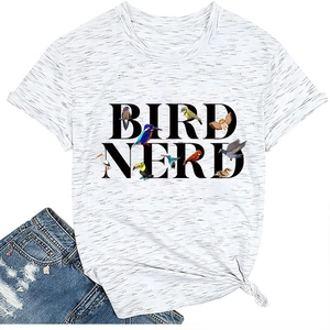 Détail du slogan Bird Nerd et des illustrations d'oiseaux sur un t-shirt chiné blanc