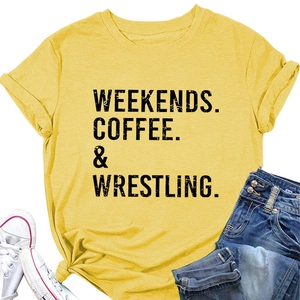 Dettaglio della maglietta gialla in cotone con stampa nera Weekends Coffee