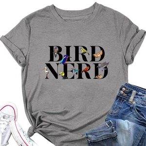 Détail du t-shirt gris Bird Nerd avec illustrations d'oiseaux et nœud latéral