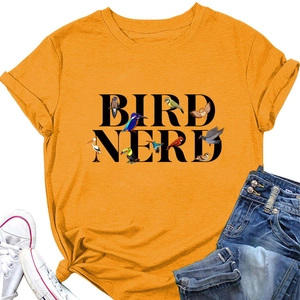 Détail de la texture du coton et de l'imprimé graphique bird nerd sur t-shirt jaune