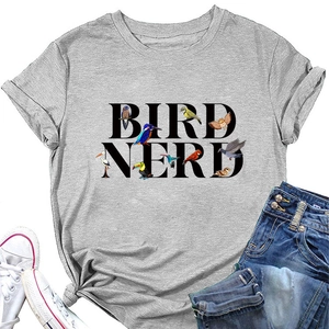 Détail du t-shirt gris Bird Nerd montrant des illustrations d'oiseaux et un nœud stylé
