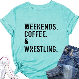 T-shirt verde menta con stampa Weekends Coffee abbinata a jeans e scarpe bianche