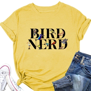 T-shirt Bird Nerd jaune avec imprimé d'oiseaux, jean bleu et baskets blanches à plat