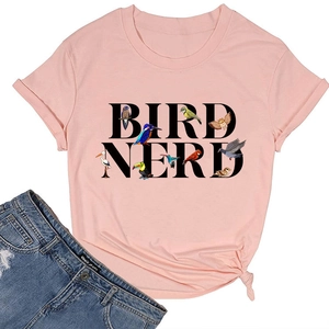 Détail de l'imprimé Bird Nerd sur t-shirt rose pastel avec nœud à l'ourlet