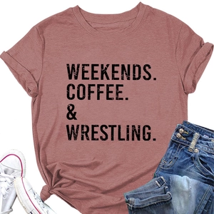 Dettaglio di una maglietta a girocollo con testo 'Weekends Coffee' in un layout casual chic