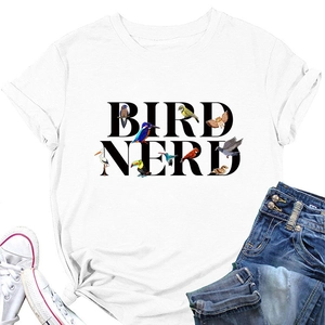 T-shirt blanc Bird Nerd avec illustrations d'oiseaux colorés et short en jean assorti
