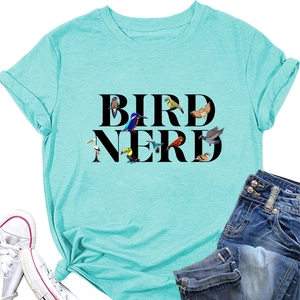 Détail d'un t-shirt graphique Bird Nerd bleu sarcelle avec illustrations d'oiseaux