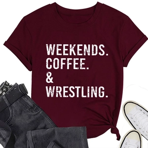 Dettaglio della t-shirt in cotone bordeaux con stampa bianca e nodo decorativo sull'orlo