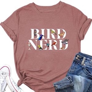 Gros plan de l'imprimé Bird Nerd avec oiseaux colorés sur un t-shirt rose poudré