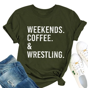 Dettaglio della t-shirt girocollo verde militare con stampa Weekends Coffee e nodo frontale