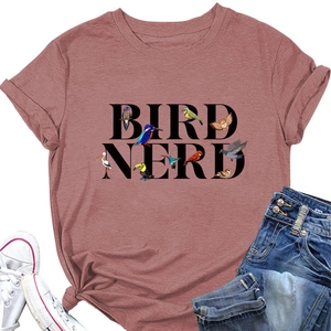 Détail du t-shirt Bird Nerd rose poudré avec des illustrations d'oiseaux colorés