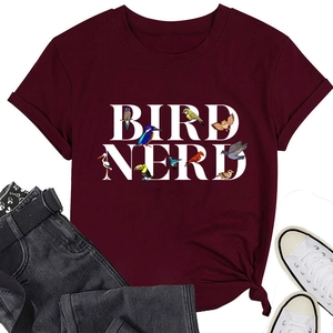 T-shirt en coton bordeaux Bird Nerd à plat avec jean et baskets blanches