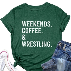 Posa piatta della t-shirt Weekends Coffee verde scuro con nodo laterale e jeans denim