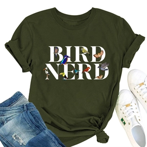 Mise à plat du t-shirt Bird Nerd vert olive avec motifs d'oiseaux et un jean bleu