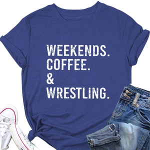 Piatto di t-shirt in cotone blu con stampa weekends coffee e outfit con jeans denim