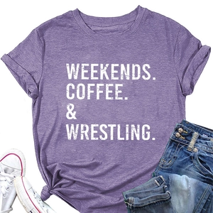 Dettaglio maglietta viola in cotone con stampa Weekends Coffee e nodo sul davanti