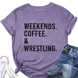 Layout piatto di una T-shirt in cotone viola con testo nero e styling denim casual