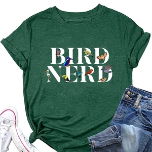 Détail de l'illustration Bird Nerd et typographie sur t-shirt décontracté vert foncé
