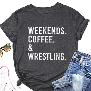T-shirt grigio scuro con stampa Weekends Coffee e accessori casual in posa piatta