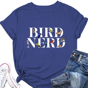 Détail du t-shirt bleu marine Bird Nerd avec illustrations d'oiseaux et nœud sur le côté