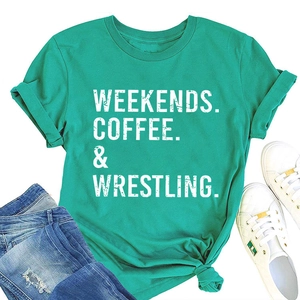 Dettaglio della t-shirt verde in cotone con stampa Weekends Coffee e nodo sull'orlo