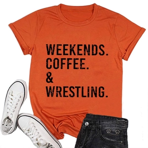 Dettaglio della t-shirt in cotone arancione con stampa Weekends Coffee Wrestling
